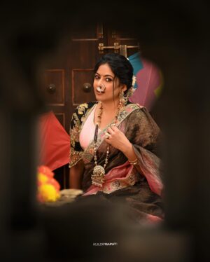 Shweta Shinde Instagram - तुमच्या स्वप्नांना पतंगाप्रमाणेच भरारी मिळू दे,
शांत, समाधान आणि प्रेमपूर्वक आयुष्य तुम्हाला लाभू दे, हीच सदीच्छा, 
मकर संक्रांतीच्या खूप खूप शुभेच्छा..!🪁✨

MUA @poojakaramunge_makeupartist & @kanchantokalwad_makeupartist 
Jewellery @rashmi_jewellers 
Photo by @kuldip1985 
Outfit by @nakshi.anjali 

#makarsankranti #makarsankrant #makarsankrantispecial #makrsankranti2025