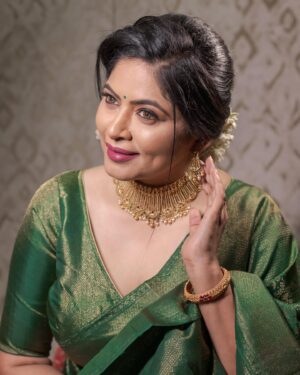 Shweta Shinde Instagram - वामन हरी पेठे ज्वेलर्स प्रस्तुत 
‘झी मराठी अवार्ड 2024’
आज संध्याकाळी ७:०० वा. 
फक्त आपल्या झी मराठीवर

Jewellery: @csjewelsofficial @chandukakasaraf_official 
PC : @storyart_by_hj 
MUA : @tanvimakeupandhair 

#ZeeMarathi #ZMA #ZMA2024 #ZeeMarathiAward2024