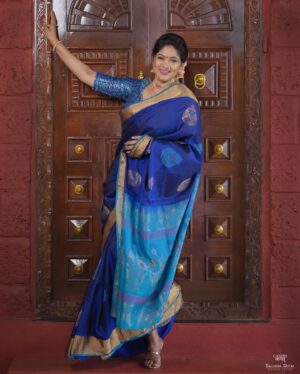 Shweta Shinde Instagram - 💙

Day 7
Colur -  Blue 

Makeup by : @sajjanadutal_official @vinuda_makeover 
Asist by : @_unique_girl_1008 

Click by : @frames_by_candid_katha  @just_amar717 

Location : @photowadi_studio_satara 

Jewellery : @rutvi_cosmetic_and_imitation 

#trending #navratr #festival #actress #zeemarathi #instagood #instagram