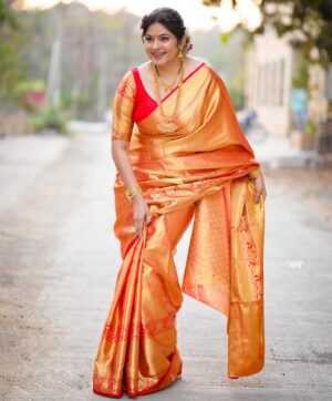Shweta Shinde Instagram - Golden glow✨

PC : @frames_by_candid_katha 
MUA : @sajjanadutal_official