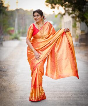 Shweta Shinde Instagram - Golden glow✨

PC : @frames_by_candid_katha 
MUA : @sajjanadutal_official