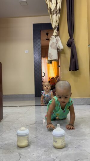 Shwetha Bandekar Instagram - 10 th month cute competition between kridhan and sarvashri 
How cute isn’t it ? 😍😍😍
#shwethabandekar #sb #reelsinstagram #reelitfeelit #comedy #contentcreator #husbandandwife #twinmom #crazyme #momlife #kstwins #cutebaby #kridhankrishna #sarvashri #happyus
