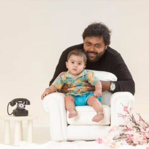 Shwetha Bandekar Instagram - Happy Father’s Day to the world’s best Dad... Love u dady ❤️❤️❤️❤️❤️❤️❤️❤️
Shot by @ababycompanyindia

Father's day, celebration, companion, photoshoot, love , familyshoot, 

#shwethabandekar #sb #twindad #fathersday #memories #happyfamily #love #kstwins #malmaruga #photoshoot #babyphotography #happylife #cutebaby #positivevibes #latepost