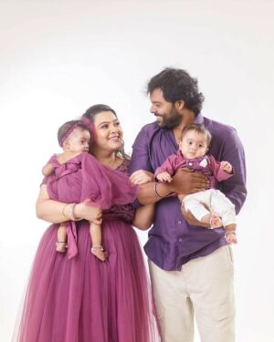 Shwetha Bandekar Instagram - Celebrating my first Mothers day with my laddus.. Happy Twin Mom ❤️❤️❤️❤️
Happy Mother's Day to all the lovely mother's out there 😘😘😘😘
Muah @kayal_oviyam
Click @ababycompanyindia 
Location @ababycompanyindia 
Costume @aknayfashion
.
#shwethabandekar #twinmom #malmaruga #kstwins #mothersday #family #happyus #cutefamily