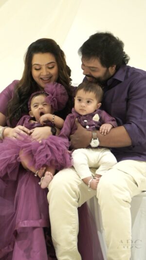 Shwetha Bandekar Instagram - Amazing photo shoot with my laddus❤️❤️❤️
Pics coming soon 😁😁😁
Team 
Muah @kayal_oviyam 
Outfit @aknayfashion 
Lens @ababycompanyindia 
Location @ababycompanyindia 
#shwethabandekar #sb #malmaruga #familyshoot #photoshoot #kstwins #twinmom #twinphotography #reelsinstagram #photoshootcomedy #bts #love #photoshoot