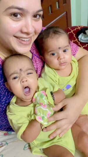 Shwetha Bandekar Instagram - Quick one with my kutties Kridhan and Sarvashri 
Trending song 
#shwethabandekar #sb #reelitfeelit #unnakuthaan #trendingreels #chittha #kridhankrishna #sarvashri #twinboyandgirl #twinmom #newmom #babies #babiesofinstagram
