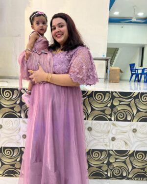 Shwetha Bandekar Instagram - Function time with family 🌸🌸🌸🌸
Beautiful dresses from @riyana_cut_n_sew_studio 
#shwethabandekar #sb #kstwins #malmaruga #family #functionmode #celebration #happyus #love #positivity #happiness