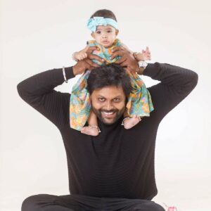 Shwetha Bandekar Instagram - Happy Father’s Day to the world’s best Dad... Love u dady ❤️❤️❤️❤️❤️❤️❤️❤️
Shot by @ababycompanyindia

Father's day, celebration, companion, photoshoot, love , familyshoot, 

#shwethabandekar #sb #twindad #fathersday #memories #happyfamily #love #kstwins #malmaruga #photoshoot #babyphotography #happylife #cutebaby #positivevibes #latepost
