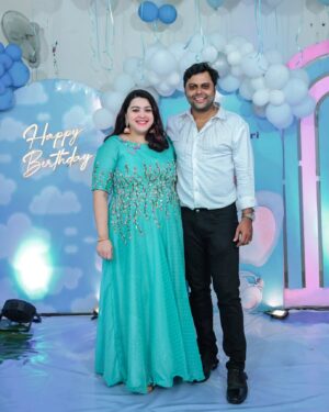 Shwetha Bandekar Instagram - ❤️❤️❤️❤️
.
Decor @best_event_entertainments 
Photography @jaihindh_photography 
Family combo dresses from @frontiers_fashion_lounge 
Organised and managed by @sparkling_starz_events & @rajesh_chandrasekaran__ 

#shwethabandekar #sb #kstwins #birthdaycelebration #twinbirthday #happyus #positivevibes #love #twinmom #happybirthday #twins #firstyearbirthday #celebration #twindad #instalove #instafashion #bluetheme
