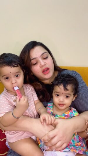 Shwetha Bandekar Instagram - Double sadhanai a iruku ennaku 😜

#shwethabandekar #sb #reelsinstagram #reelitfeelit #comedy #contentcreator #husbandandwife #twinmom #crazyme #momlife #kstwins #cutebaby #kridhankrishna #sarvashri #happyus #comedyreels #funtimes