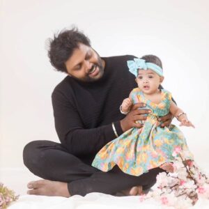 Shwetha Bandekar Instagram - Happy Father’s Day to the world’s best Dad... Love u dady ❤️❤️❤️❤️❤️❤️❤️❤️
Shot by @ababycompanyindia

Father's day, celebration, companion, photoshoot, love , familyshoot, 

#shwethabandekar #sb #twindad #fathersday #memories #happyfamily #love #kstwins #malmaruga #photoshoot #babyphotography #happylife #cutebaby #positivevibes #latepost