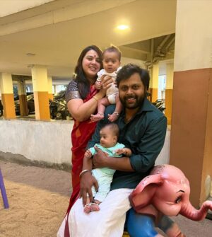 Shwetha Bandekar Instagram - இனிய பொங்கல் நல்வாழ்த்துக்கள்❤️❤️🎉🎉🎉🎉
அன்புடன் மால்மருகா,ஸ்வப்னா ,கிரிதன் கிருஷ்ணா ,சர்வஶ்ரீ ❤️❤️❤️❤️
First Pongal celebration with babies 👶 👶
#shwethabandekar #sb #pongal #kstwins #malandswapna #malmaruga #celebration #festiveseason #love #family #instagood #pongalcelebration #happiness #goodvibes #positivity