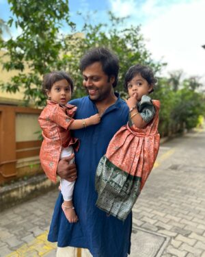Shwetha Bandekar Instagram - “Let’s celebrate this Pongal with hearts full of gratitude and joy.”
Dress @mugil.fashions 
Shot by @alexbrotus 
#shwethabandekar #sb #reelsinstagram #reelitfeelit #comedy #contentcreator #husbandandwife #twinmom #crazyme #momlife #kstwins #cutebaby #kridhankrishna #sarvashri #happyus #pongal #celebration #festivevibes #festivewear #pongalspecial #pongal2025 
#Pongalopongal #mugilfashions