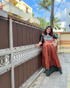 Shwetha Bandekar Instagram - “Let’s celebrate this Pongal with hearts full of gratitude and joy.”
Dress @mugil.fashions 
Shot by @alexbrotus 
#shwethabandekar #sb #reelsinstagram #reelitfeelit #comedy #contentcreator #husbandandwife #twinmom #crazyme #momlife #kstwins #cutebaby #kridhankrishna #sarvashri #happyus #pongal #celebration #festivevibes #festivewear #pongalspecial #pongal2025 
#Pongalopongal #mugilfashions