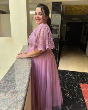Shwetha Bandekar Instagram - Function time with family 🌸🌸🌸🌸
Beautiful dresses from @riyana_cut_n_sew_studio 
#shwethabandekar #sb #kstwins #malmaruga #family #functionmode #celebration #happyus #love #positivity #happiness