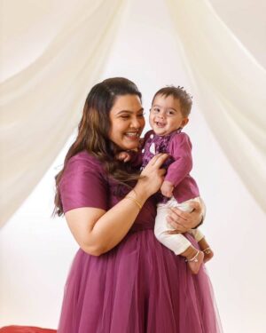 Shwetha Bandekar Instagram - My Kridhan kutti ❤️❤️❤️

Muah @kayal_oviyam
Click @ababycompanyindia
Location @ababycompanyindia
Costume @aknayfashion
#shwethabandekar #twinmom #malmaruga #kstwins #mothersday #family #happyus #cutefamily #momandson