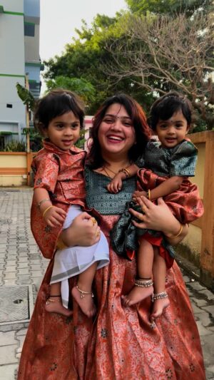 Shwetha Bandekar Instagram - Wishing you a Pongal filled with joy, laughter, and precious moments with loved ones. Happy Pongal!

Dresses from @mugil.fashions 
Shot by @alexbrotus 
 Thanku so much for the lovely combo dresses @mugil.fashions ❤️
Thanku alex for the beautiful shot 😍
#shwethabandekar #sb #kstwins #malmaruga #twinfashion #fashion #momanddaughter #momandson #combodress  #festivevibes #celebration #pongalspecial #pongal #pongalwishes #pongalfestival #pongalcelebration #happypongal  #festival #pongalfood #pongalkolam #sankranti #instagood #makarsankranti #trending #pongalrangoli #instagram #pongaldress #pongalwish #pongalgifts