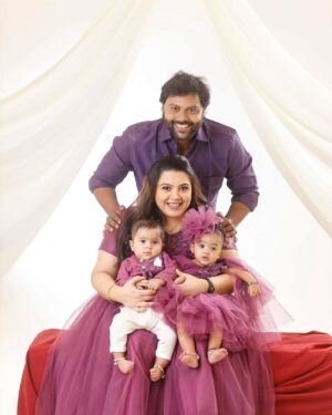 Shwetha Bandekar Instagram - Celebrating my first Mothers day with my laddus.. Happy Twin Mom ❤️❤️❤️❤️
Happy Mother's Day to all the lovely mother's out there 😘😘😘😘
Muah @kayal_oviyam
Click @ababycompanyindia 
Location @ababycompanyindia 
Costume @aknayfashion
.
#shwethabandekar #twinmom #malmaruga #kstwins #mothersday #family #happyus #cutefamily