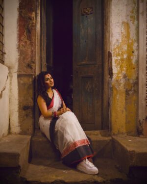 Shyamoupti Mudly Instagram - Subho bijaya🙏🏻♥️🖤

Captured by one & only @writroy da🥰

#shyamoupti#life#love#puja#positive#mode#happy#stayhappy#time#space#staystrong#stayhealthy