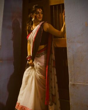 Shyamoupti Mudly Instagram - Subho bijaya🙏🏻♥️🖤

Captured by one & only @writroy da🥰

#shyamoupti#life#love#puja#positive#mode#happy#stayhappy#time#space#staystrong#stayhealthy