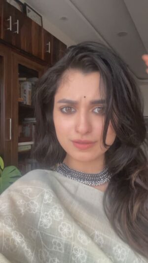 Shyamoupti Mudly Instagram - When you are happy from inside it reflects 🖤♥️
Thank you god.
Just a random self made video,I know m very poor at this.

#shyamoupti#love#life#me#happy#positive#stayhappy#staysafe#stayhealthy