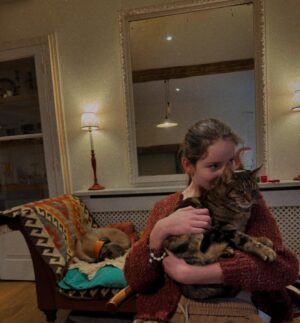 Sienna Guillory Instagram - Sunday schnoogies. I wish I could grant every girl a cat 💫