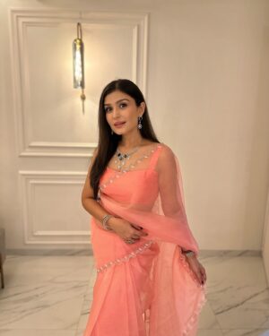 Simran Kaur Hundal Instagram - 🌷🌷🌷
.
.
.
.
.
.
.
.
.
.
.
.
.
.
#simranhundal #simrankaurhundal #simrankaur #saree #sareelove #anamika #diamonds #diamondjewelry