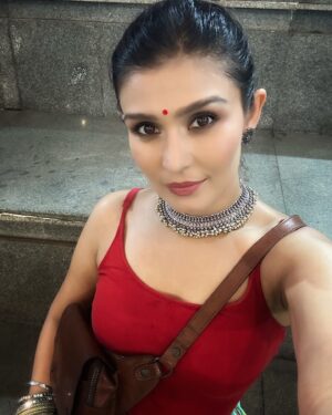Simran Kaur Hundal Instagram - Throwback to Garba 🙈 ok ok I don’t really know the steps but I did make an effort to learn ohhh what fun though 🤗☺️❤️
.
.
.
.
.
.
.
.
.
.
.
#simranhundal #simrankaur #simrankaurhundal #indowesternstyle #indowestern #fusionwear #lovedancing