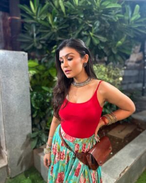 Simran Kaur Hundal Instagram - Throwback to Garba 🙈 ok ok I don’t really know the steps but I did make an effort to learn ohhh what fun though 🤗☺️❤️
.
.
.
.
.
.
.
.
.
.
.
#simranhundal #simrankaur #simrankaurhundal #indowesternstyle #indowestern #fusionwear #lovedancing