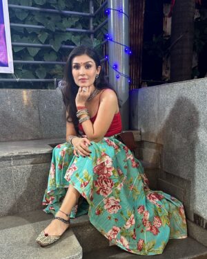 Simran Kaur Hundal Instagram - Throwback to Garba 🙈 ok ok I don’t really know the steps but I did make an effort to learn ohhh what fun though 🤗☺️❤️
.
.
.
.
.
.
.
.
.
.
.
#simranhundal #simrankaur #simrankaurhundal #indowesternstyle #indowestern #fusionwear #lovedancing