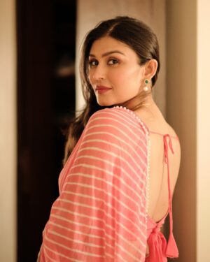 Simran Kaur Hundal Instagram - Palat 🤭🥰 I’m my own Hero oops superhero 
.
.
.
.
.
.
.
.
.
.
.
#simrankaur #simranhundal #simrankaurhundal #saree #anamika #sareelove