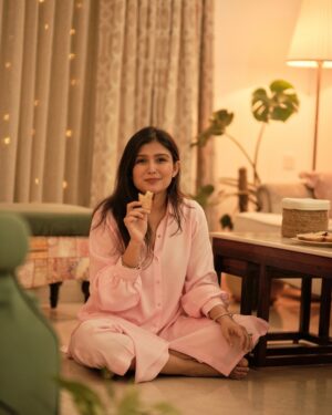 Simran Kaur Hundal Instagram - Yes I have plenty random pics ☺️ and I’m in the mood to share which is rare wah wah ok 🤭.
.
.
.
.
.
.
.
.
.
#simranhundal #simrankaur #simrankaurhundal #diwali24 #diwali