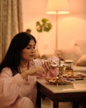 Simran Kaur Hundal Instagram - Yes I have plenty random pics ☺️ and I’m in the mood to share which is rare wah wah ok 🤭.
.
.
.
.
.
.
.
.
.
#simranhundal #simrankaur #simrankaurhundal #diwali24 #diwali