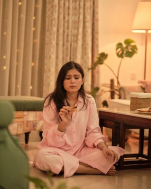 Simran Kaur Hundal Instagram - Yes I have plenty random pics ☺️ and I’m in the mood to share which is rare wah wah ok 🤭.
.
.
.
.
.
.
.
.
.
#simranhundal #simrankaur #simrankaurhundal #diwali24 #diwali