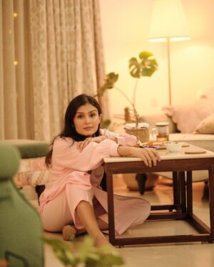 Simran Kaur Hundal Instagram - Yes I have plenty random pics ☺️ and I’m in the mood to share which is rare wah wah ok 🤭.
.
.
.
.
.
.
.
.
.
#simranhundal #simrankaur #simrankaurhundal #diwali24 #diwali