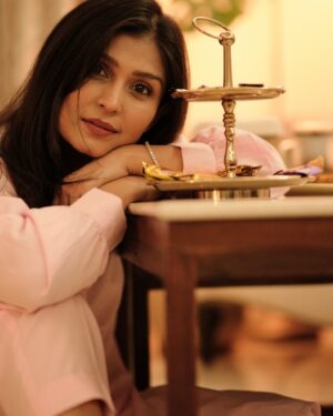 Simran Kaur Hundal Instagram - Yes I have plenty random pics ☺️ and I’m in the mood to share which is rare wah wah ok 🤭.
.
.
.
.
.
.
.
.
.
#simranhundal #simrankaur #simrankaurhundal #diwali24 #diwali