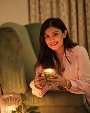 Simran Kaur Hundal Instagram - Yes I have plenty random pics ☺️ and I’m in the mood to share which is rare wah wah ok 🤭.
.
.
.
.
.
.
.
.
.
#simranhundal #simrankaur #simrankaurhundal #diwali24 #diwali