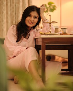 Simran Kaur Hundal Instagram - Yes I have plenty random pics ☺️ and I’m in the mood to share which is rare wah wah ok 🤭.
.
.
.
.
.
.
.
.
.
#simranhundal #simrankaur #simrankaurhundal #diwali24 #diwali