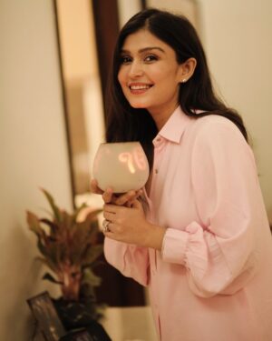 Simran Kaur Hundal Instagram - Happy Bandi Chhor Diwas and Happy Diwali 🪔 
May we find peace and spread joy 🤗 
It’s extremely humid and hot here in Bombay so kept this Diwali simple wearing this comfortable breathable Pathani / cord set ☺️ by @scarlet_by_shrutijamaal 
.
.
.
#simranhundal #simrankaur #simrankaurhundal #diwali #pink #cordset #pathanikurta