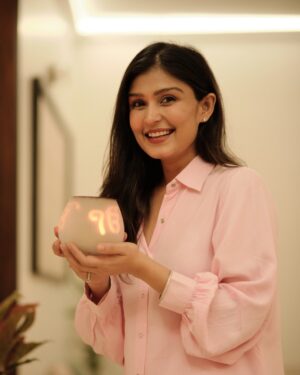 Simran Kaur Hundal Instagram - Happy Bandi Chhor Diwas and Happy Diwali 🪔 
May we find peace and spread joy 🤗 
It’s extremely humid and hot here in Bombay so kept this Diwali simple wearing this comfortable breathable Pathani / cord set ☺️ by @scarlet_by_shrutijamaal 
.
.
.
#simranhundal #simrankaur #simrankaurhundal #diwali #pink #cordset #pathanikurta