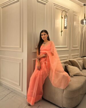 Simran Kaur Hundal Instagram - 🌷🌷🌷
.
.
.
.
.
.
.
.
.
.
.
.
.
.
#simranhundal #simrankaurhundal #simrankaur #saree #sareelove #anamika #diamonds #diamondjewelry