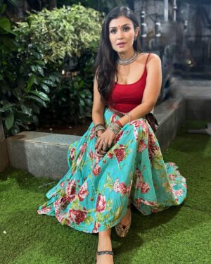 Simran Kaur Hundal Instagram - Throwback to Garba 🙈 ok ok I don’t really know the steps but I did make an effort to learn ohhh what fun though 🤗☺️❤️
.
.
.
.
.
.
.
.
.
.
.
#simranhundal #simrankaur #simrankaurhundal #indowesternstyle #indowestern #fusionwear #lovedancing