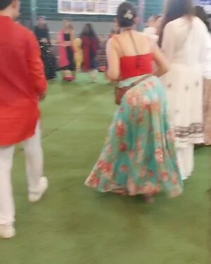 Simran Kaur Hundal Instagram - Throwback to Garba 🙈 ok ok I don’t really know the steps but I did make an effort to learn ohhh what fun though 🤗☺️❤️
.
.
.
.
.
.
.
.
.
.
.
#simranhundal #simrankaur #simrankaurhundal #indowesternstyle #indowestern #fusionwear #lovedancing
