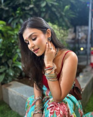 Simran Kaur Hundal Instagram - Throwback to Garba 🙈 ok ok I don’t really know the steps but I did make an effort to learn ohhh what fun though 🤗☺️❤️
.
.
.
.
.
.
.
.
.
.
.
#simranhundal #simrankaur #simrankaurhundal #indowesternstyle #indowestern #fusionwear #lovedancing