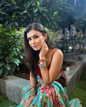 Simran Kaur Hundal Instagram - Throwback to Garba 🙈 ok ok I don’t really know the steps but I did make an effort to learn ohhh what fun though 🤗☺️❤️
.
.
.
.
.
.
.
.
.
.
.
#simranhundal #simrankaur #simrankaurhundal #indowesternstyle #indowestern #fusionwear #lovedancing
