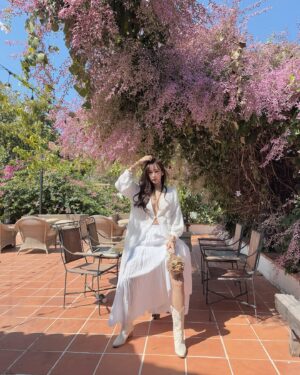 Sirin Preedeeyanon Instagram - ”ดอกไม้ก็สวย แต่เบบี๋สวยกว่า“😳💖🌸💐