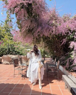 Sirin Preedeeyanon Instagram - ”ดอกไม้ก็สวย แต่เบบี๋สวยกว่า“😳💖🌸💐