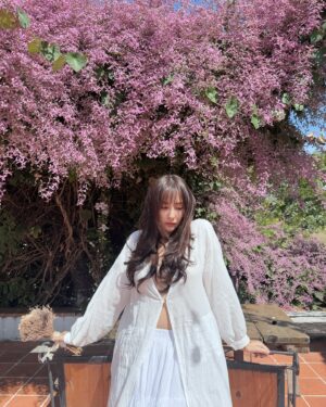 Sirin Preedeeyanon Instagram - ”ดอกไม้ก็สวย แต่เบบี๋สวยกว่า“😳💖🌸💐