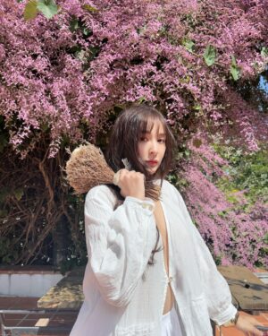 Sirin Preedeeyanon Instagram - ”ดอกไม้ก็สวย แต่เบบี๋สวยกว่า“😳💖🌸💐