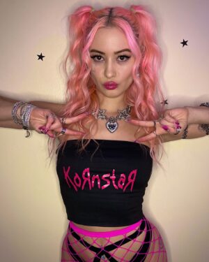 Skylar Roberge Instagram - The 10 years of ballet doesn’t help with my music, but it’s paying off in dem photos lol 💖👯‍♀️🩰
*Side note: Somewhere in the multiverse, Kornstar is my DJ name🤘🌌

#dancerpose #korn #blackpink #flexibility #legday #metalgirl #flexible #tilttuesday
